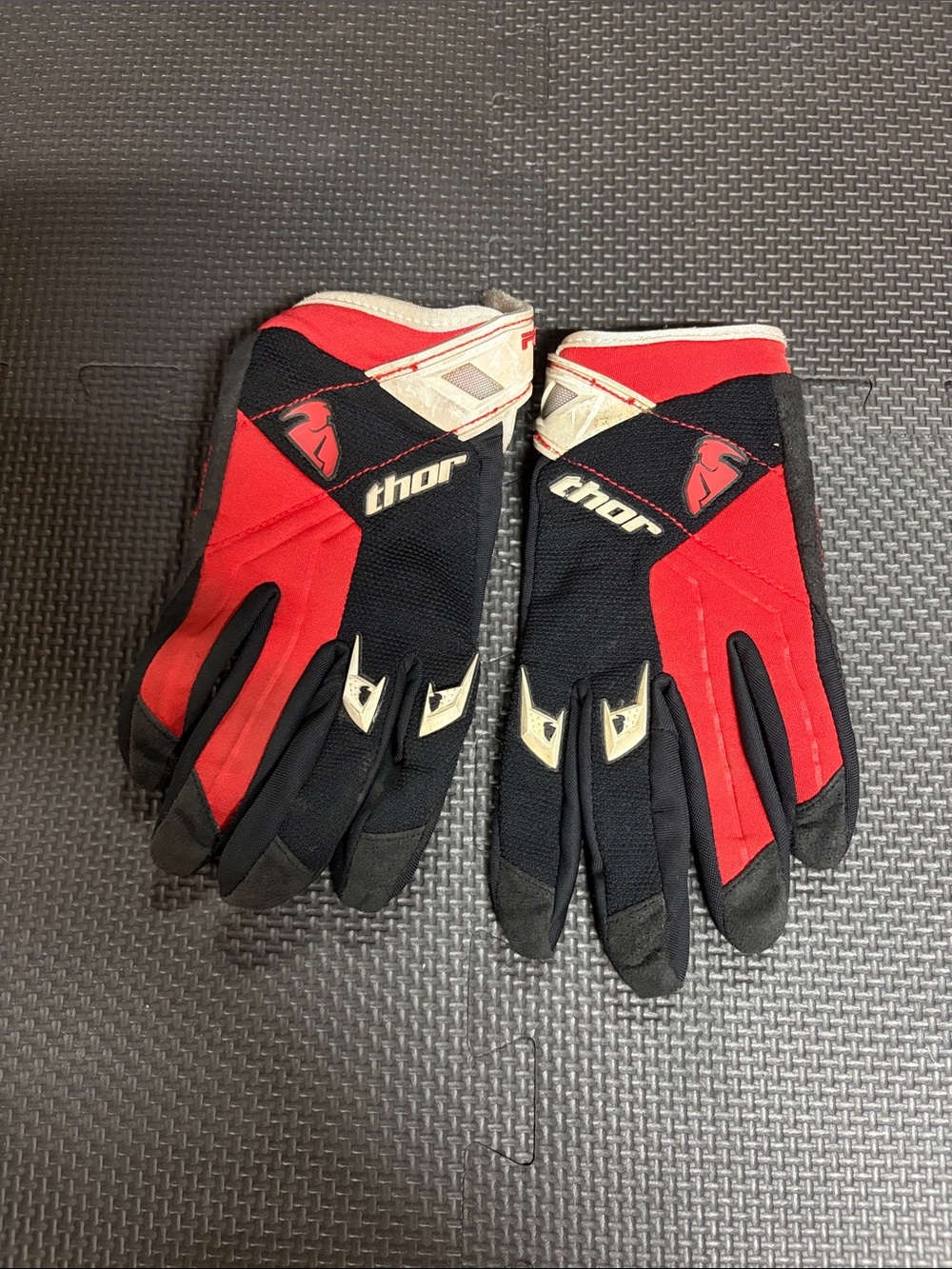 Gloves — no matching game subcategory